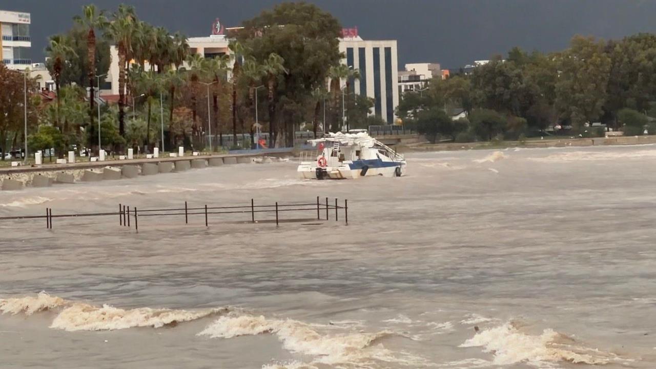 Finike'de Fırtına Nedeniyle Tekne Kıyıya Sürüklendi, Deniz Kahverengiye Döndü