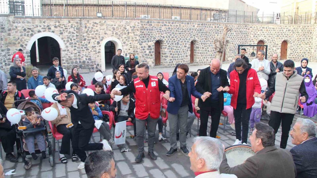 Cizre'de Türk Kızılay'ı Tarafından Düzenlenen Etkinlikte Özel Gereksinimli Çocuklar Eğlendi