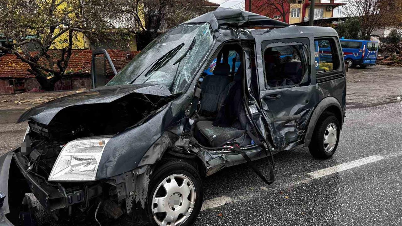 Denizli Honaz'da Meydana Gelen Trafik Kazasında 1 Kişi Hayatını Kaybetti, 2 Kişi Yaralandı.