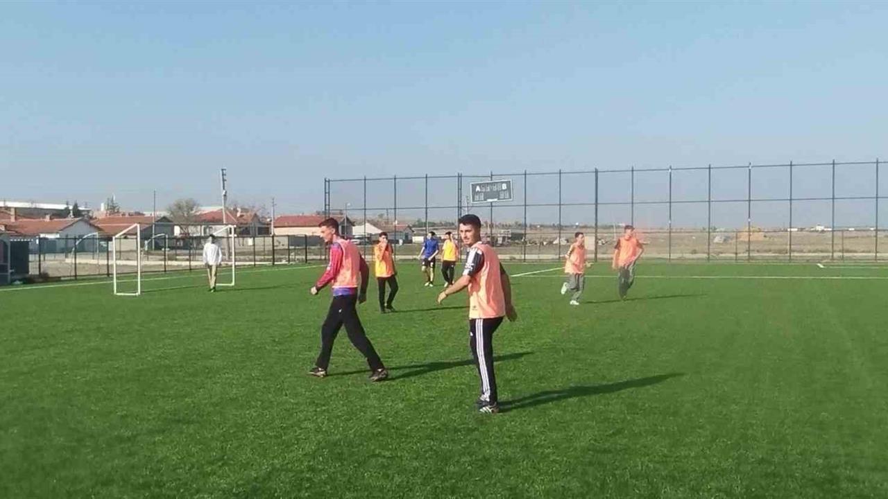 Eskişehir Şehit Nadir Şimşek Anadolu Lisesi'nde Futbol Seçmeleri Yoğun İlgiyle Gerçekleşti