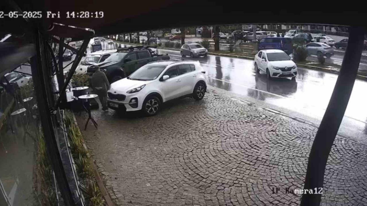 Muğla Bodrum'da El Freni Çekilmeyen Araç Başka Bir Otomobile Çarptı