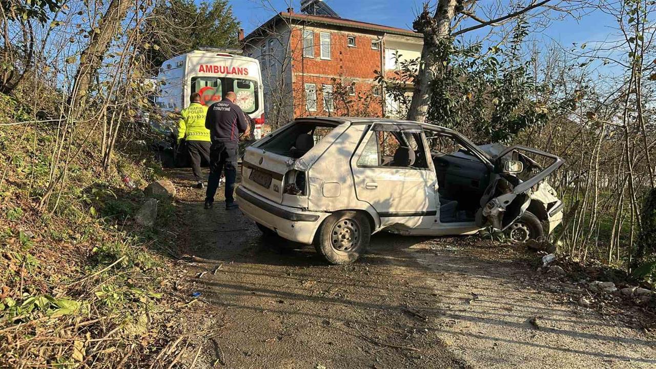 Ordu Ulubey'de Fındık Bahçesine Devrilen Otomobilde Anne ve Kızı Yaralandı