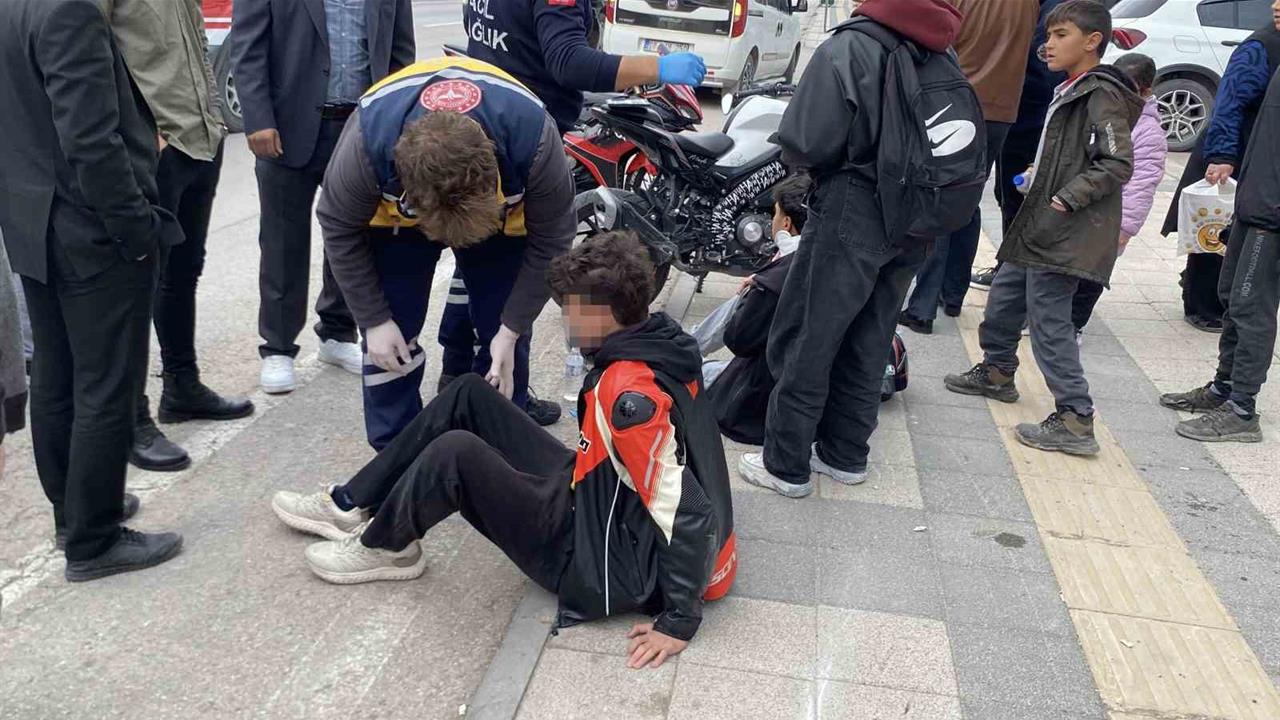 Aksaray'da Liseli Öğrencilerin Motosiklet Kazasında 3 Genç Yaralandı