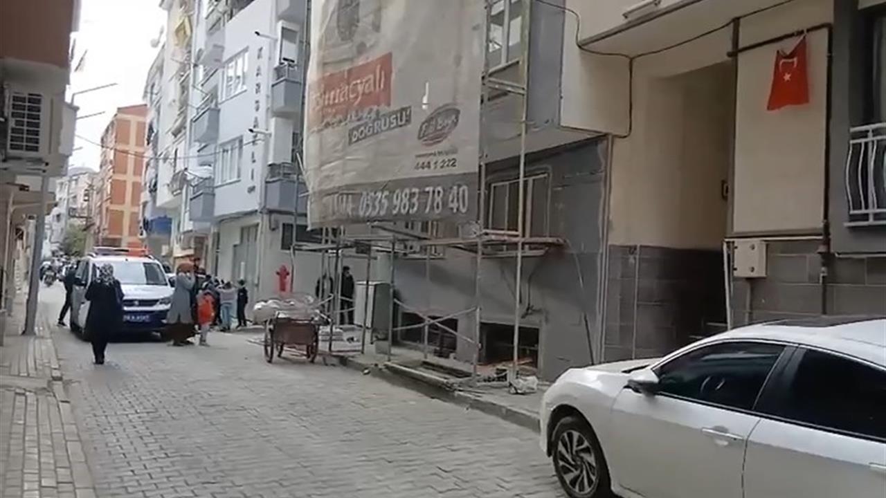 Bursa Gemlik'te Dış Cephe Kaplaması Yapan Genç İşçi İskelenin 5. Katından Düşerek Ağır Yaralandı