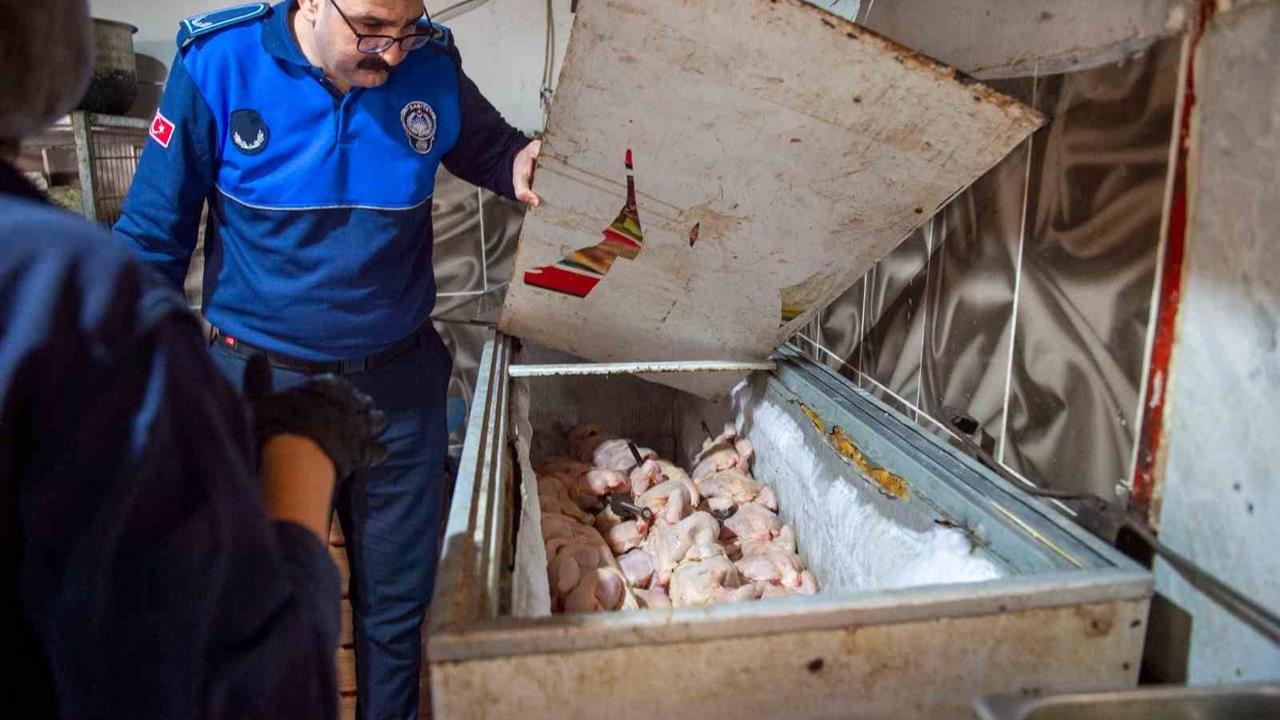 Adana Seyhan'da Yapılan Denetimde Kurtlu Salça ve Turşu Bulundu