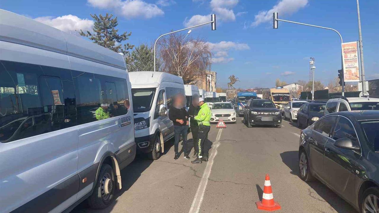 Kars Merkez'de Okul Servislerine Yapılan Denetimlerle Güvenlik Sağlanıyor