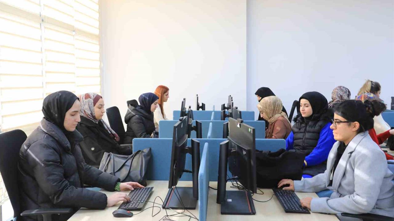 Elazığ'da Gençlere Yönelik Dijital Eğitim Projesi Sürüyor