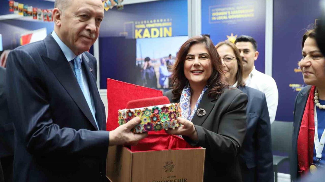 Aydın'da Özlem Çerçioğlu, Cumhurbaşkanı Erdoğan'a Yöresel Ürünler Hediye Etti