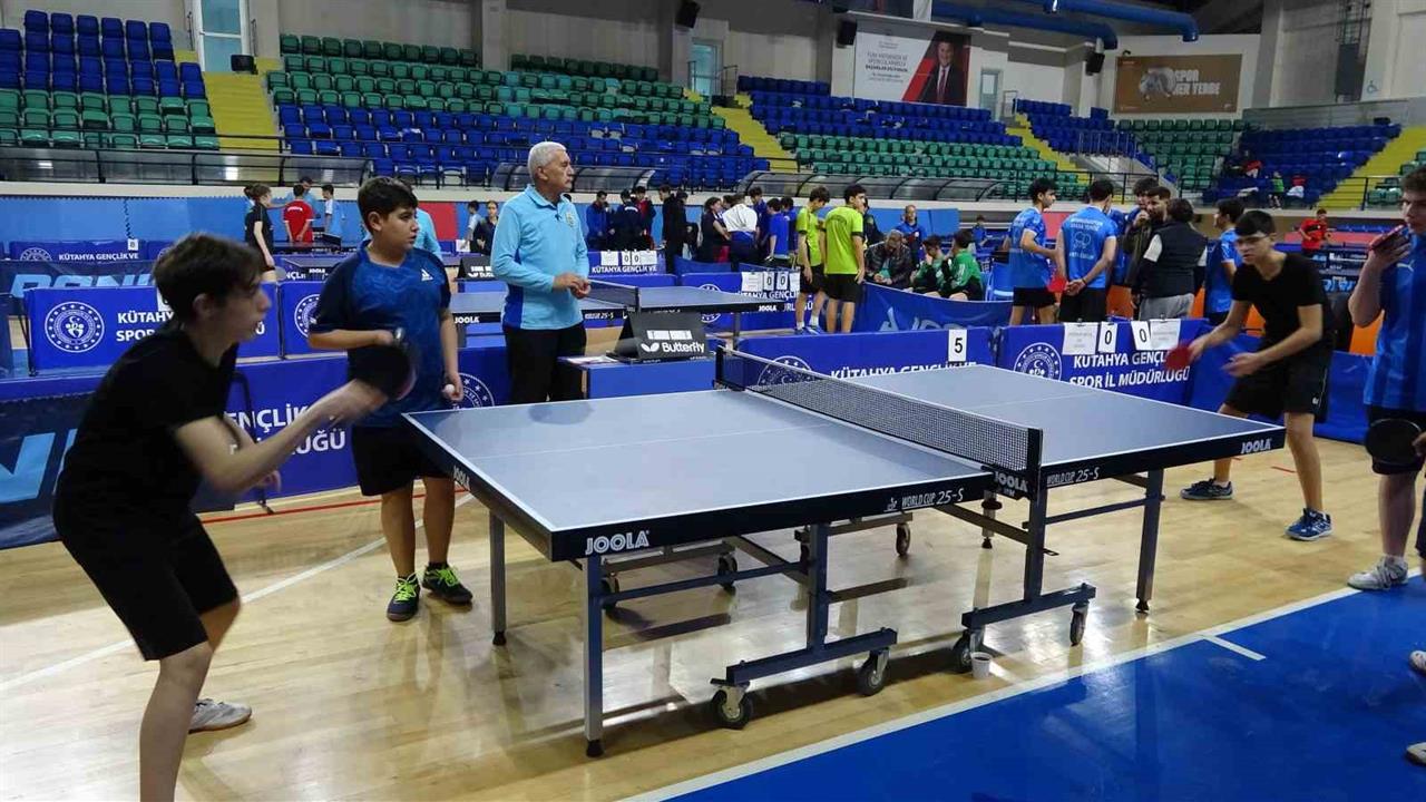 Kütahya'da Gerçekleşen Gençler Masa Tenisi Müsabakalarında Sporcular Mücadele Ediyor