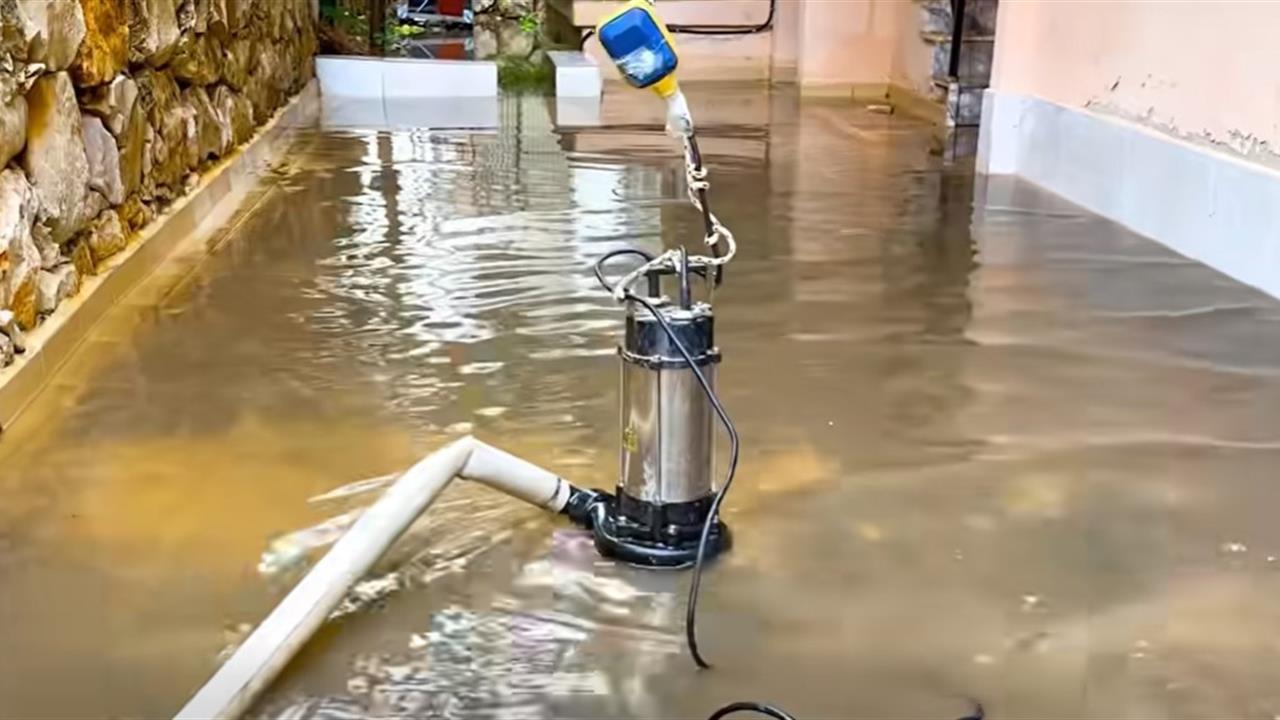 Didim Aydın'da Sağanak Yağmur Sonrası Caddeler Suyla Kaplandı