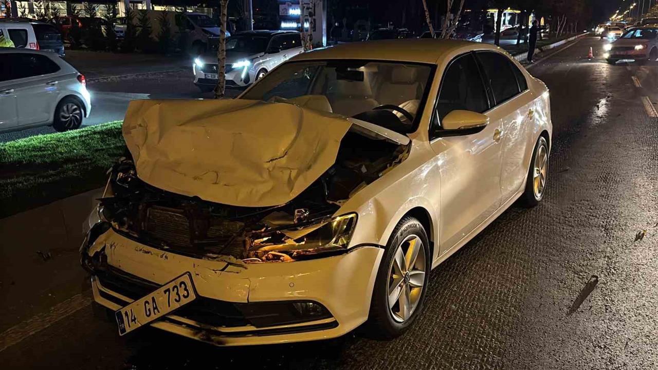 Bolu D-100 Karayolu'nda İki Otomobilin Çarpışması Sonucu 2 Kişi Yaralandı