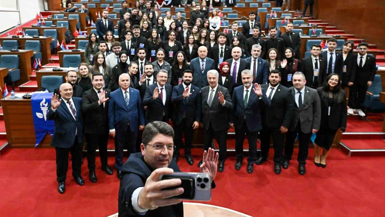 Adalet Bakanı Yılmaz Tunç, Trabzon'da Hukuk Fakültesi Öğrencileri ile Bir Araya Geldi.