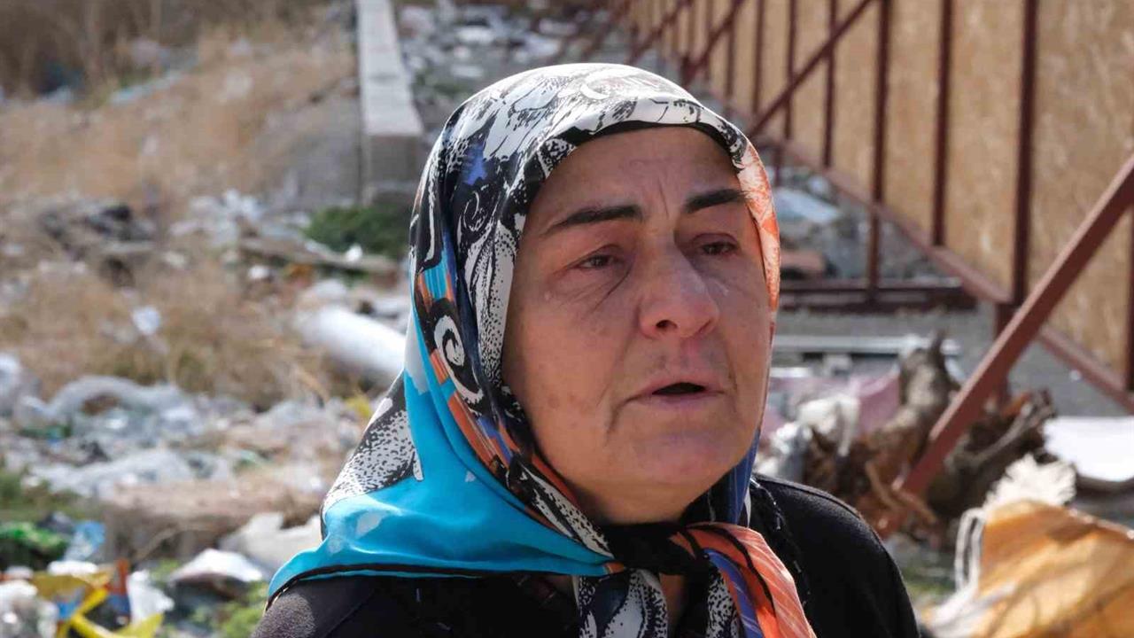 Gaziantep Şehitkamil'de Depremde Ailesini Kaybeden Kadının Acısı Sürekli Artıyor