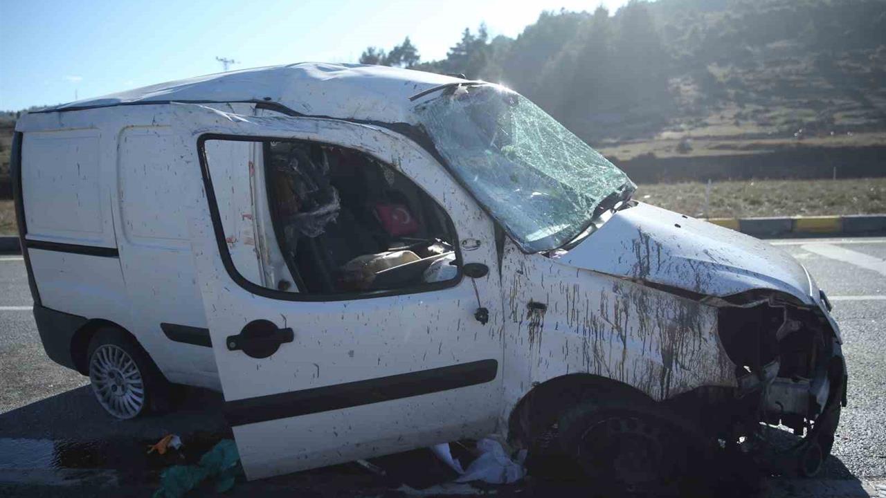 Kastamonu Araç Yolunda Gizli Buzlanma Nedeniyle 3 Kişi Yaralandı