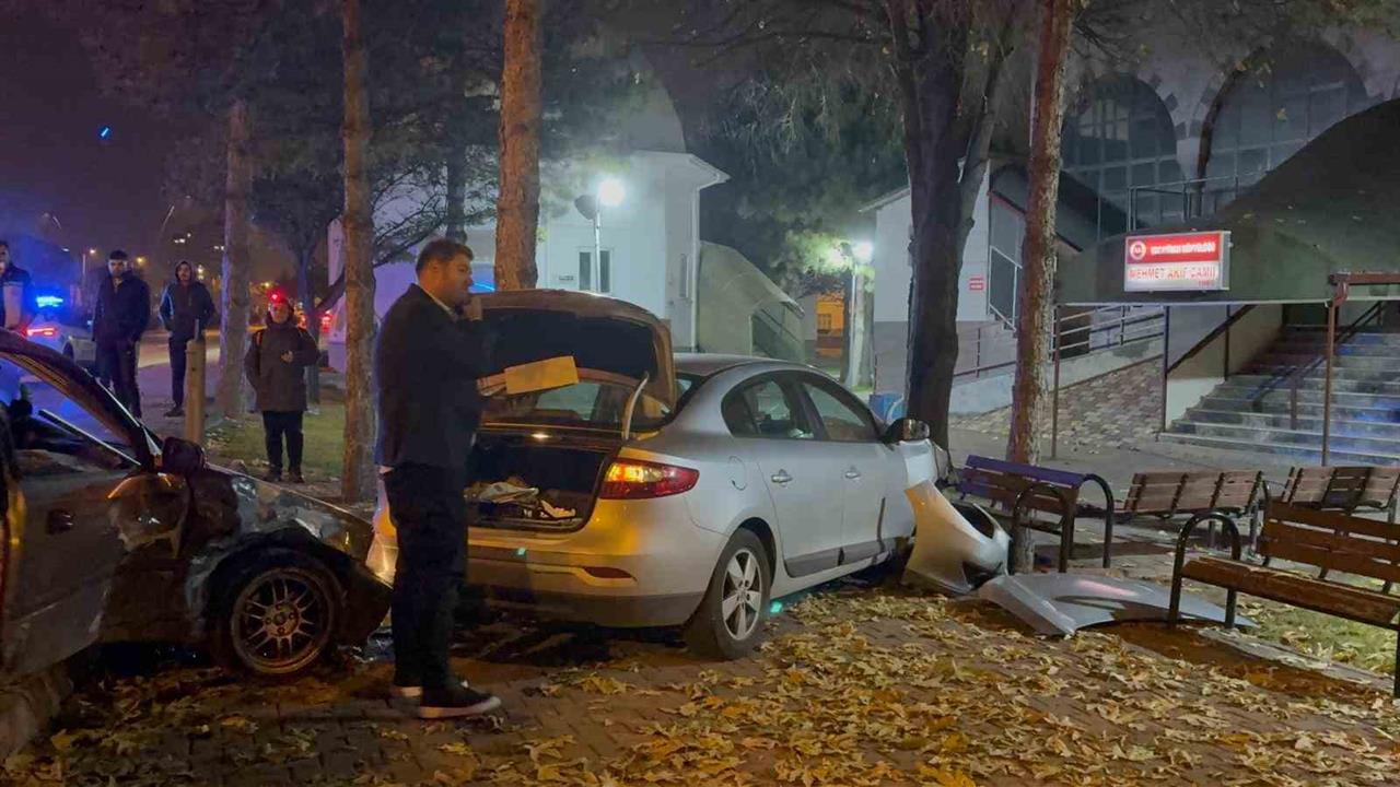 Kayseri Kocasinan'da İki Otomobil Çarpıştı, Cami Bahçesine Girdi