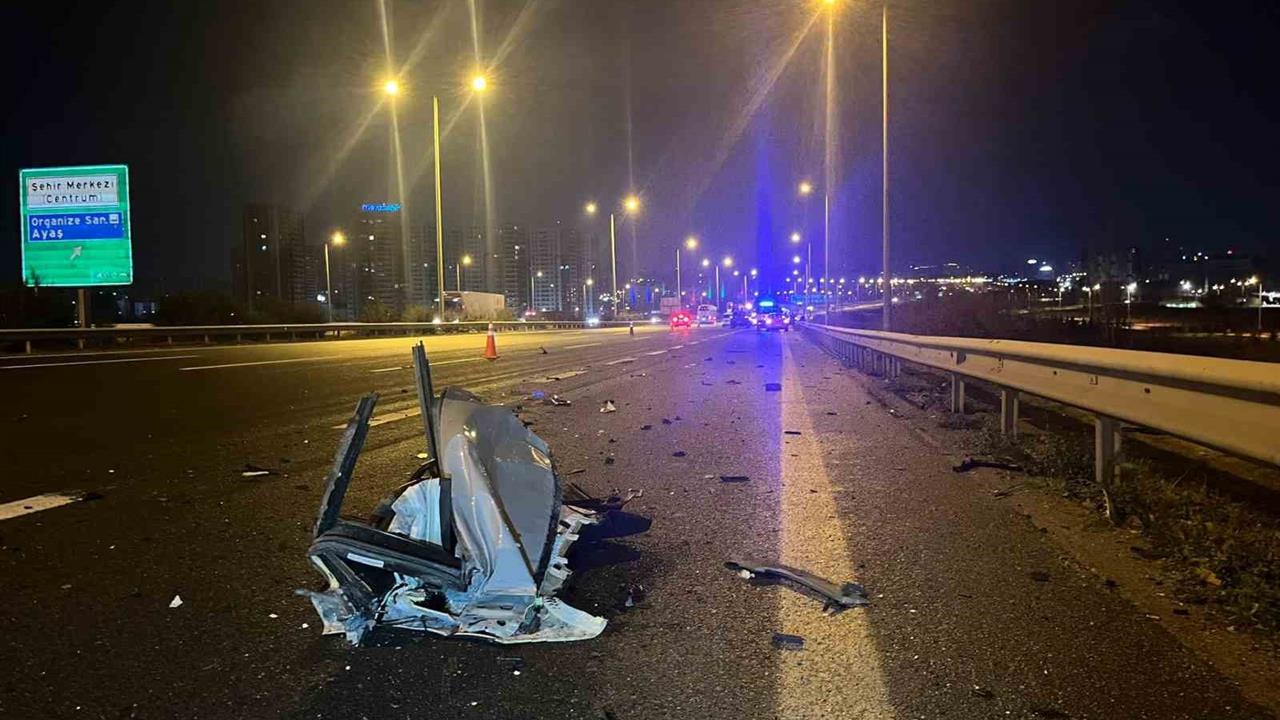 Ankara'da Tırın Altına Giren Otomobilde 2 Ölü, 1 Ağır Yaralı