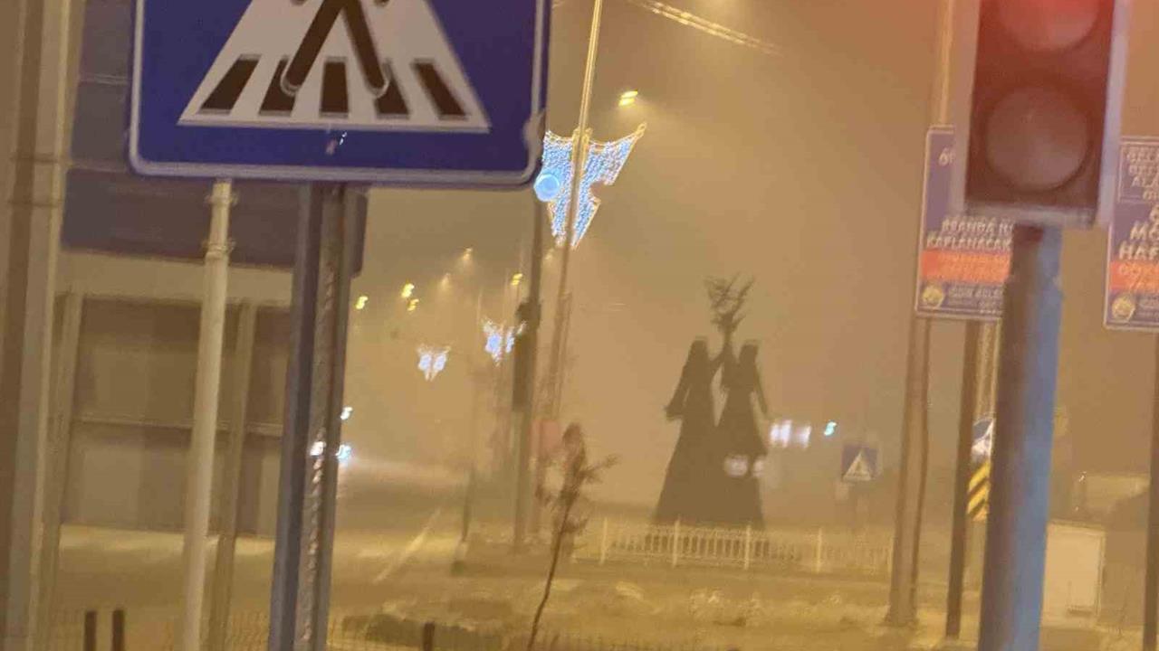 Iğdır Merkez'de Gece Saatlerinde Yoğun Sis Nedeniyle Görüş Mesafesi D düştü.