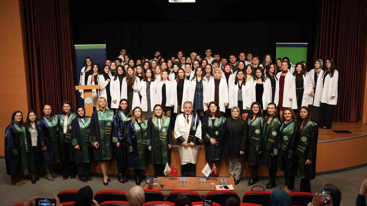 Kocaeli Sağlık ve Teknoloji Üniversitesi'nde Beyaz Önlük Töreni Gerçekleşti