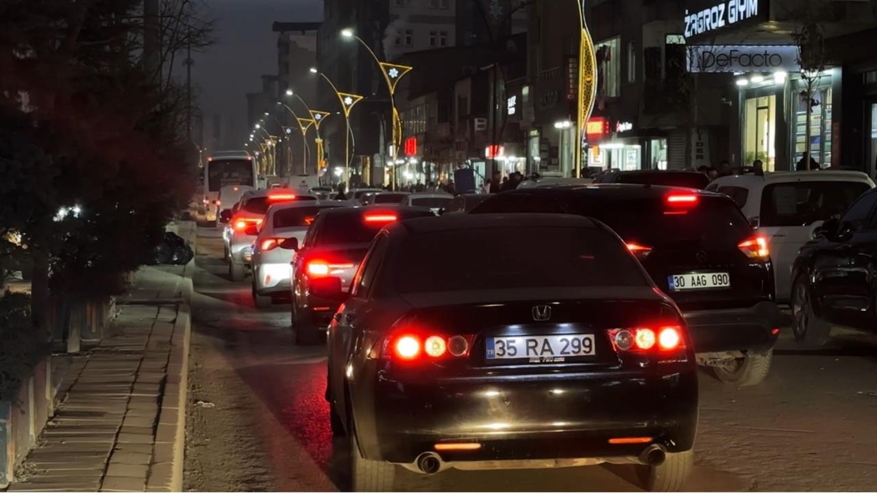 Hakkari Yüksekova'da Özellikle Akşam Saatlerinde Trafik Sıkışıklığı Yaşanıyor
