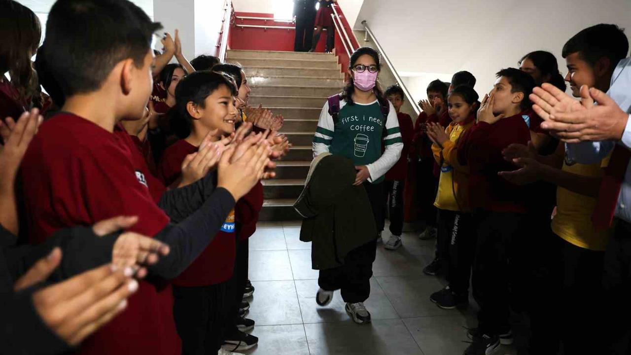 Adana'da Lösemiyi Yenen İkranur, Okuluna Çiçek ve Balonlarla Karşılandı