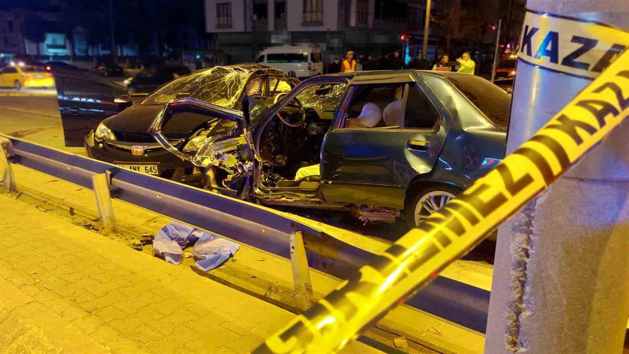 Sakarya Hendek'te İki Otomobilin Çarpıştığı Kazada 1 Ölü, 3 Yaralı