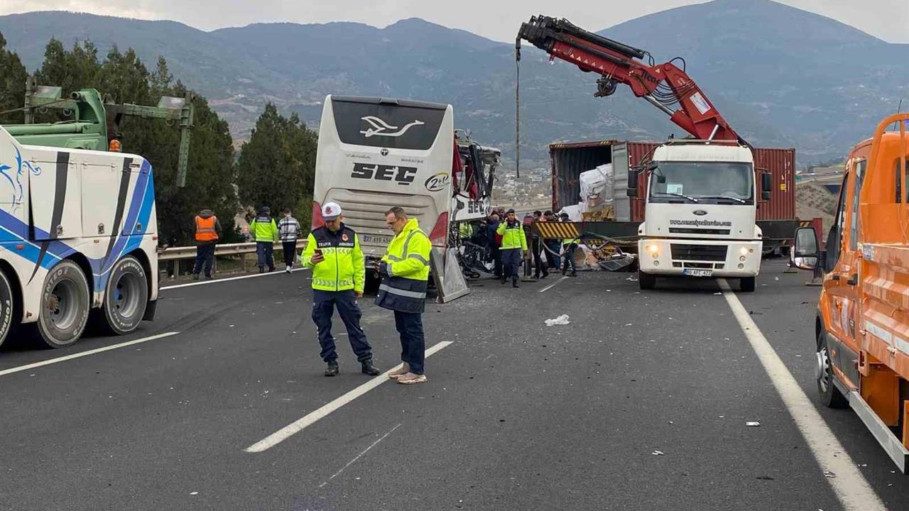 Osmaniye'de Bir Yolcu Otobüsünün Tıra Çarpması Sonucu 6 Kişi Hayatını Kaybetti, 11 Kişi Yaralandı
