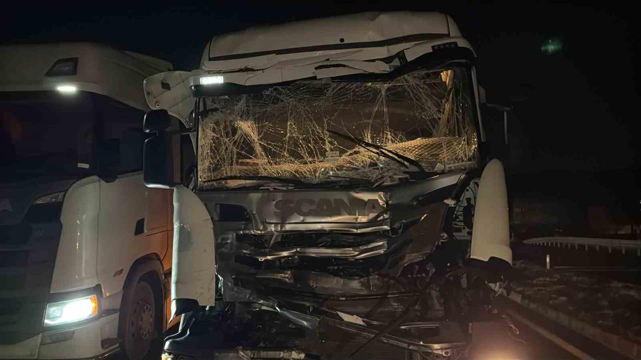 Afyonkarahisar Bolvadin'de İki Tır ve Bir Otomobilin Karıştığı Kazada Bir Kişi Yaralandı