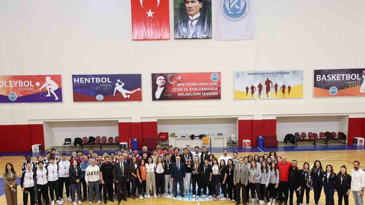 Kayseri ERÜ Kadın Basketbol Takımı, şampiyonluk kupasını kazandı.