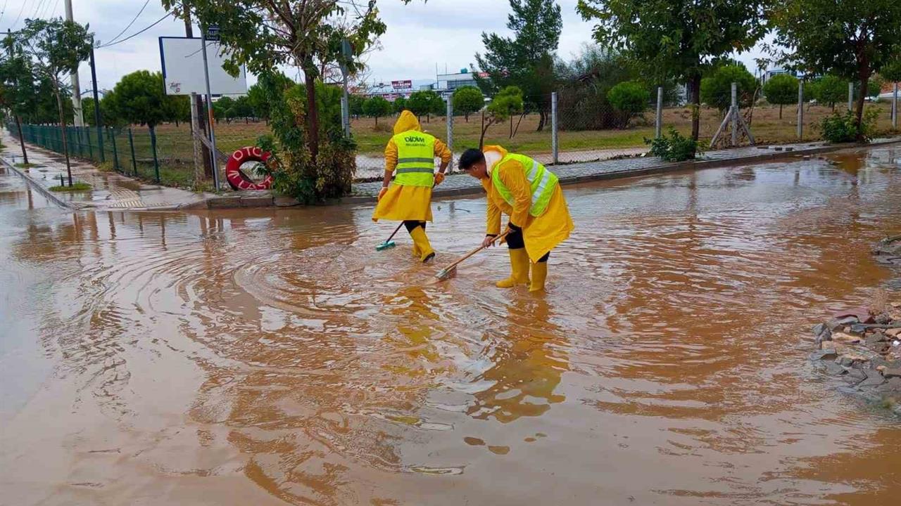 Didim'de Yağmur Sonrası Su Baskınlarına Hızlı Müdahale Yapıldı