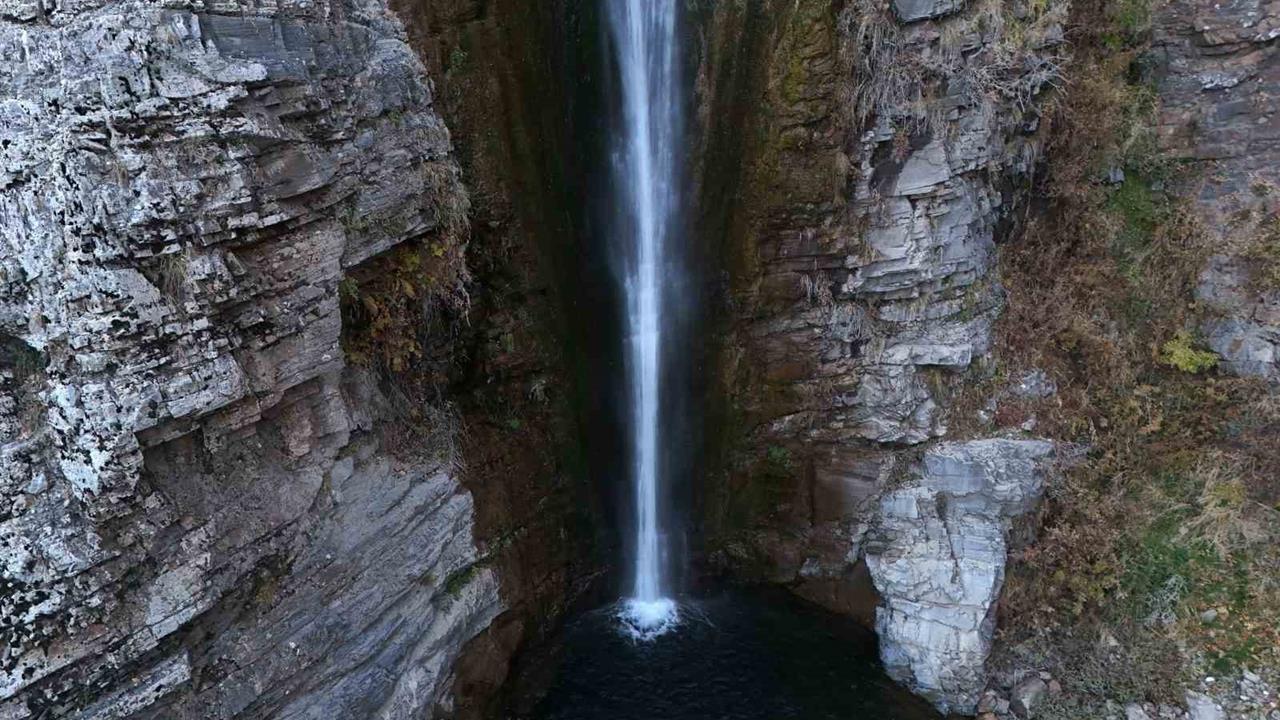 Bitlis Mutki'de Gümüşkanat Şelalesi Ziyaretçilerini Bekliyor