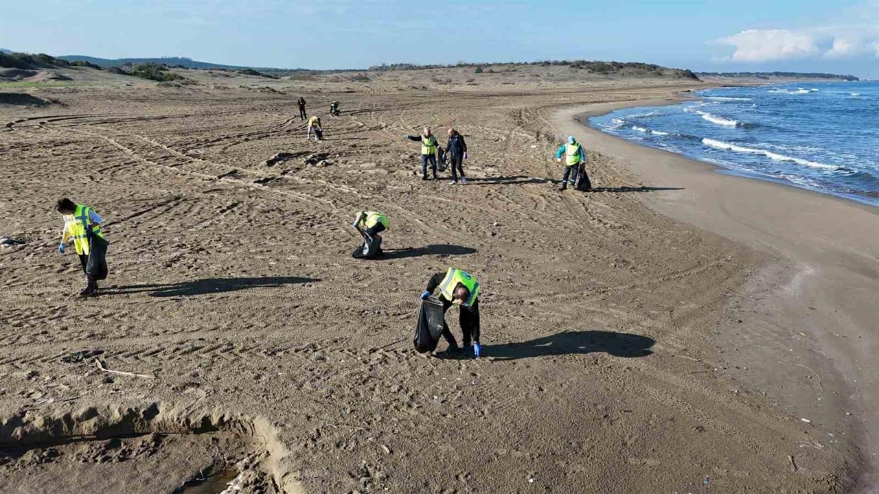 Kocaeli Lahana Koyu’nda Deniz Çöpleri İzleme Programı kapsamında temizlik çalışmaları yapıldı.
