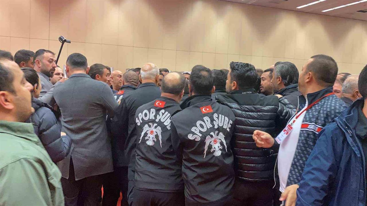 Ankara'da Gençlerbirliği Olağanüstü Genel Kurulu'nda Mehmet Kaya adaylıktan çekildi.