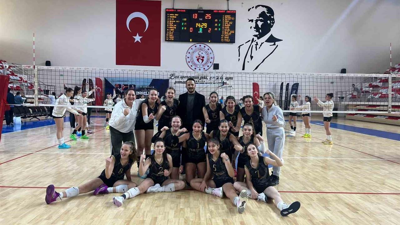 Eskişehir'de Melahat Ünügür Ortaokulu Voleybol Yıldız Kız Finaline Kaldı