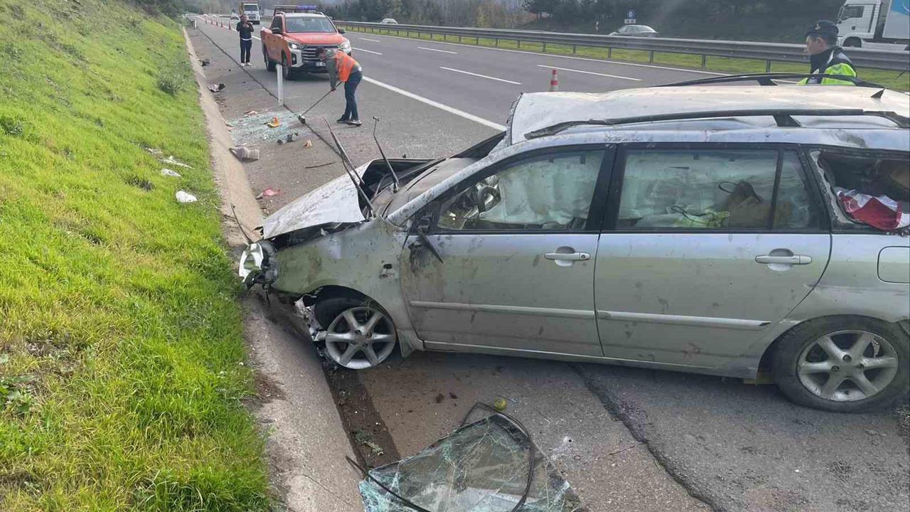 Düzce'de Lastiği Patlayan Otomobil Bariyere Çarparak Takla Attı, 2 Yaralı