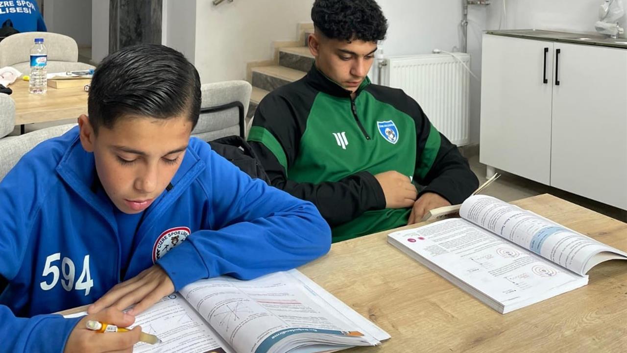 Cizre'de Genç Futbolcular Antrenman Sonrası Kütüphanede Kitap Okuyor