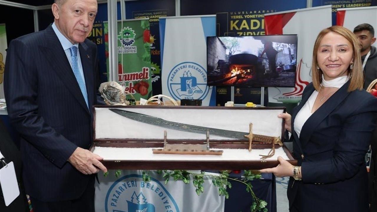 Bilecik Pazaryeri’nde Kadın Zirvesi'nde Erdoğan’a Kılıç Hediye Edildi