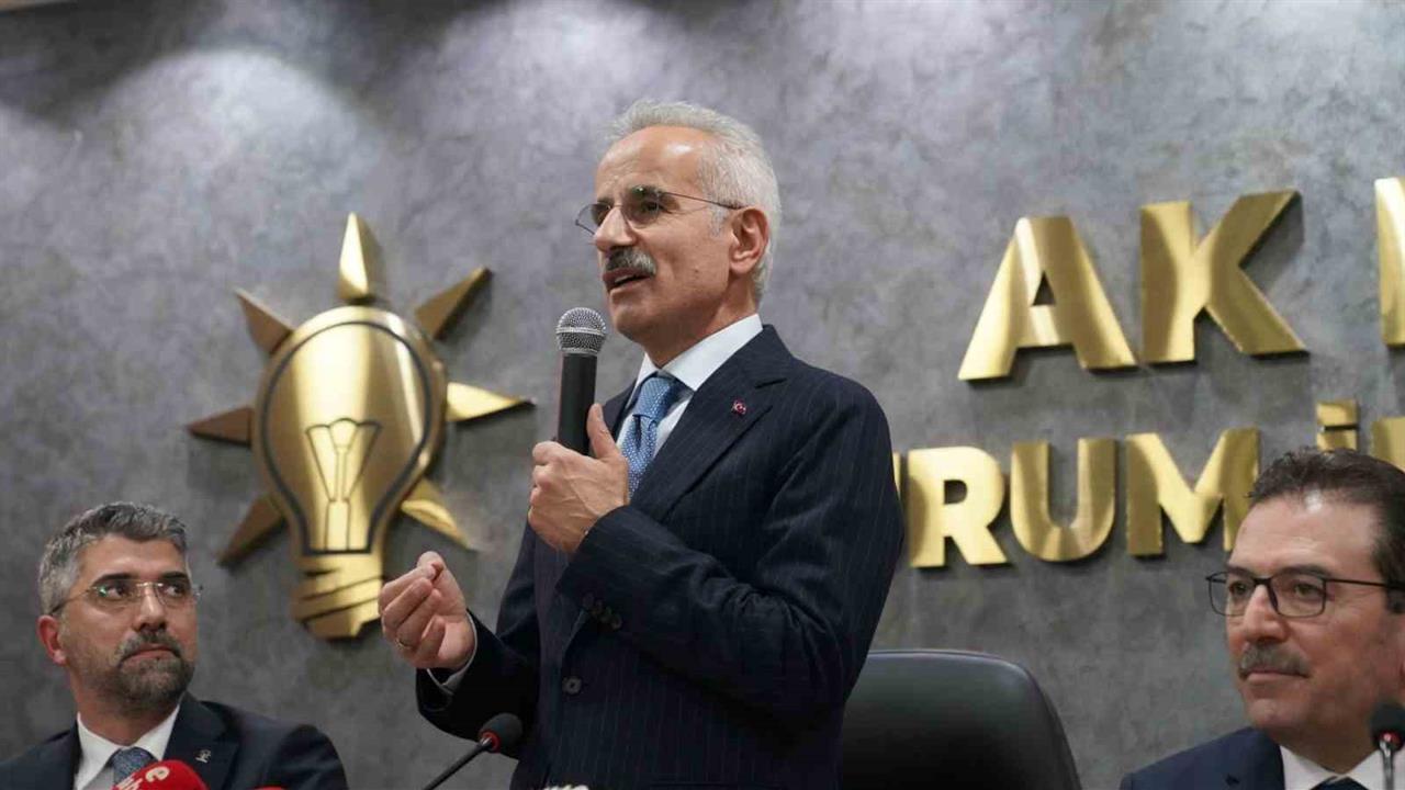 Ulaştırma ve Altyapı Bakanı Abdulkadir Uraloğlu, Erzurum'da yaptığı konuşmada, şehrin kendisi için özel bir yere sahip olduğunu belirtti.