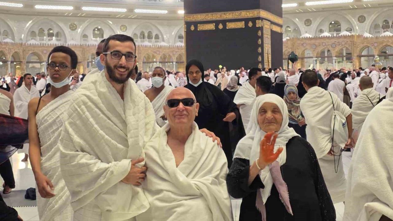 Mersinli İmam Sözünü Tuttu: Görme Engelli Amcayı Sırtında Taşıyıp Umreye Götürdü