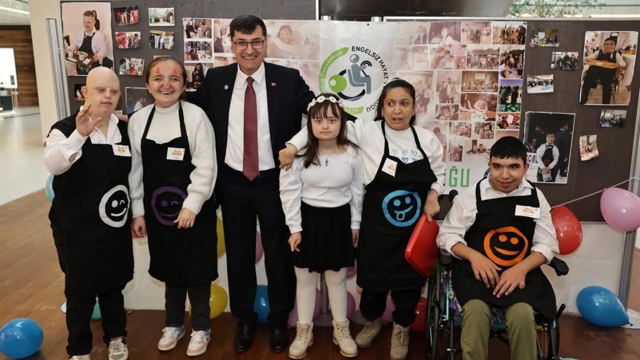 Kütahya'da Başkan Eyüp Kahveci, Down Cafe Etkinliğine Destek Verdi