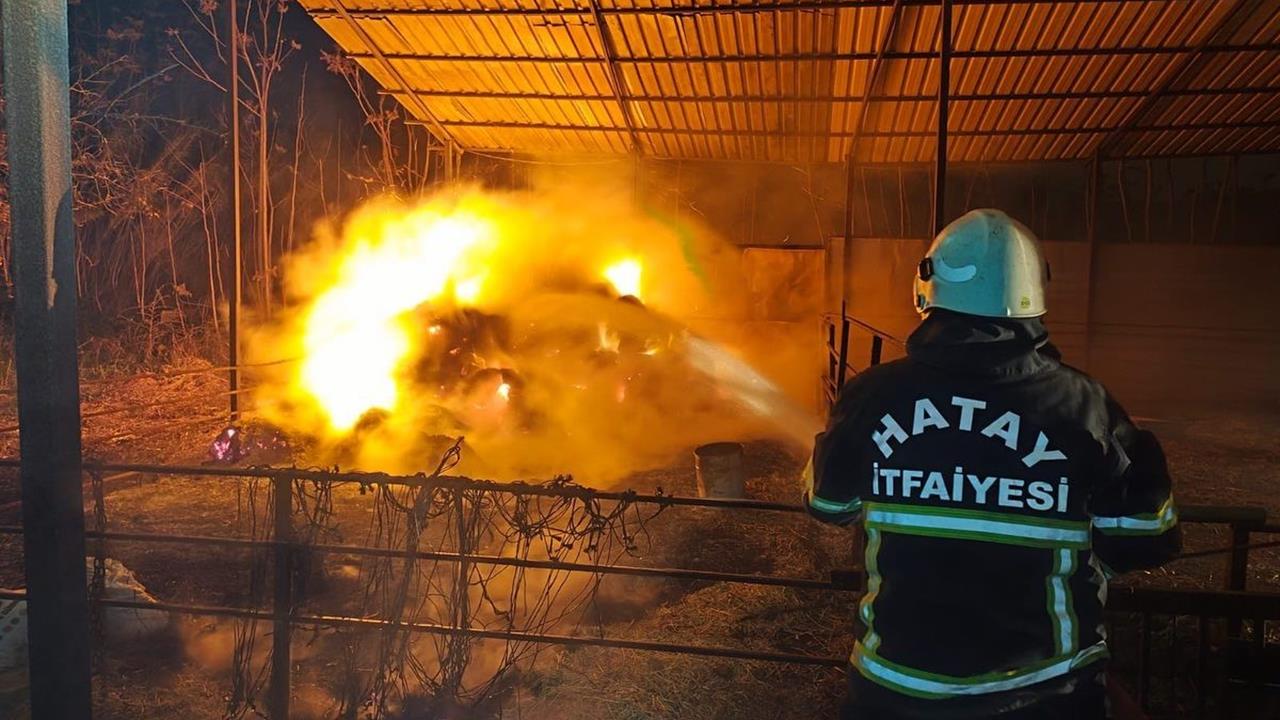 Hatay Defne'de Samanlık Yangını İtfaiye Ekipleri Tarafından Hızla Kontrol Altına Alındı