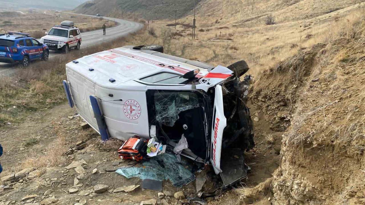 Muş'la Korkut-Bulanık Yolu'nda Ambulans Devrilmesi Sonucu 3 Kişi Yaralandı