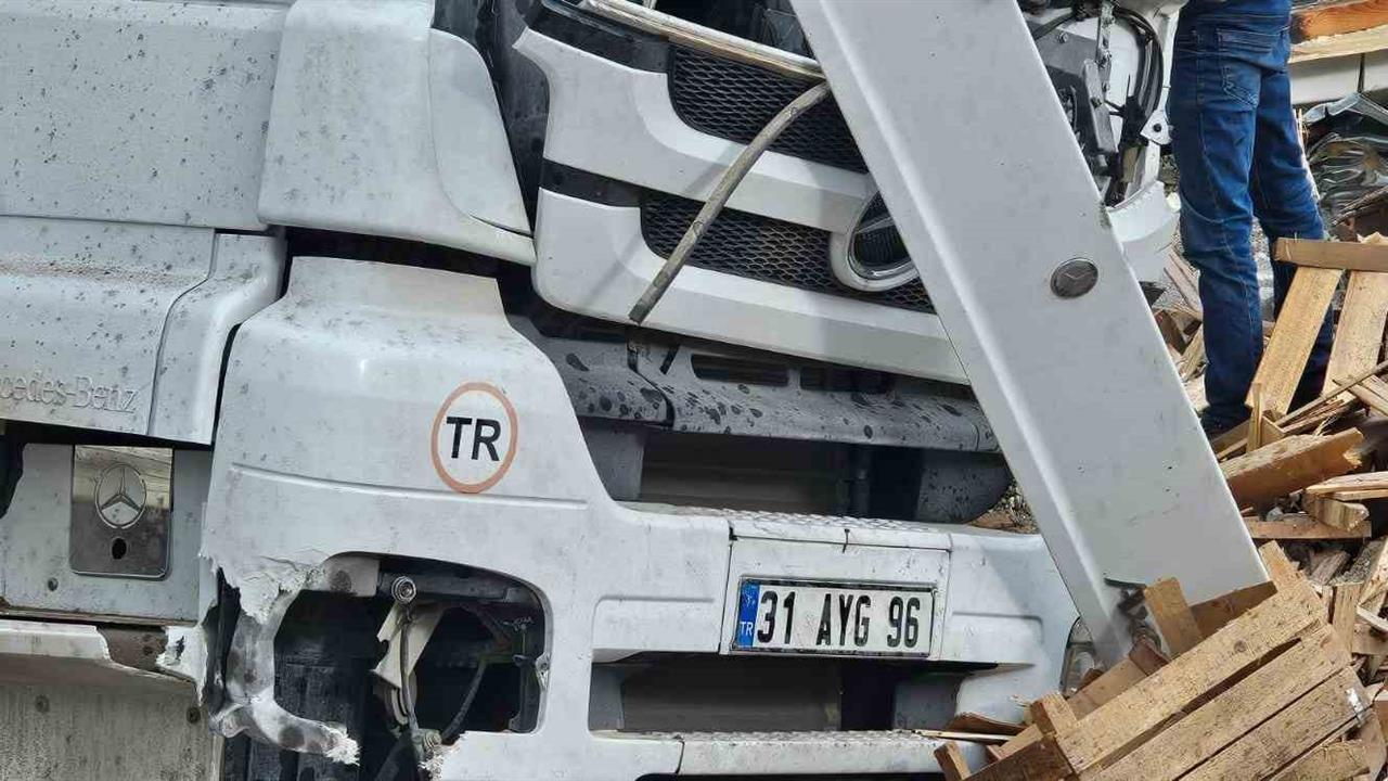 Bitlis Adilcevaz'da Tavuk Eti Yüklü Tırın Kazasında Sürücü Yaralandı
