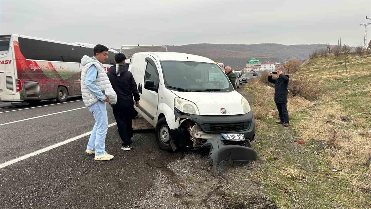 Bingöl Solhan'da Gerçekleşen Trafik Kazasında 2 Kişi Yaralandı