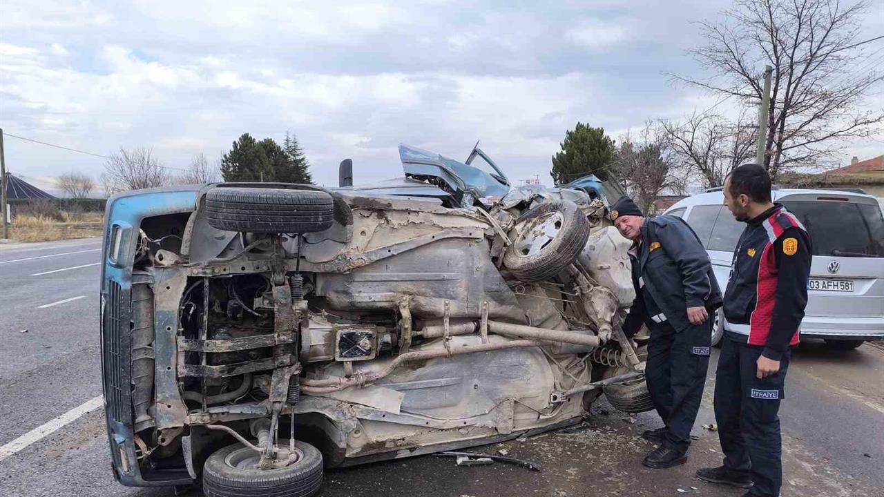 Afyonkarahisar Şuhut'ta İki Otomobilin Çarpışması Sonucu 4 Kişi Yaralandı