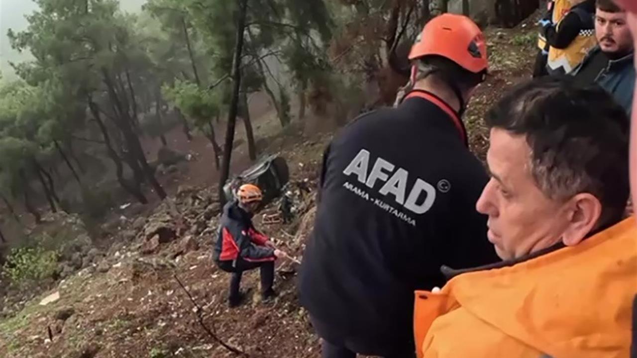 Antalya Kepez'de Uçurumdan Yuvarlanan Sürücü AFAD ve İtfaiye Ekipleri Tarafından Kurtarıldı