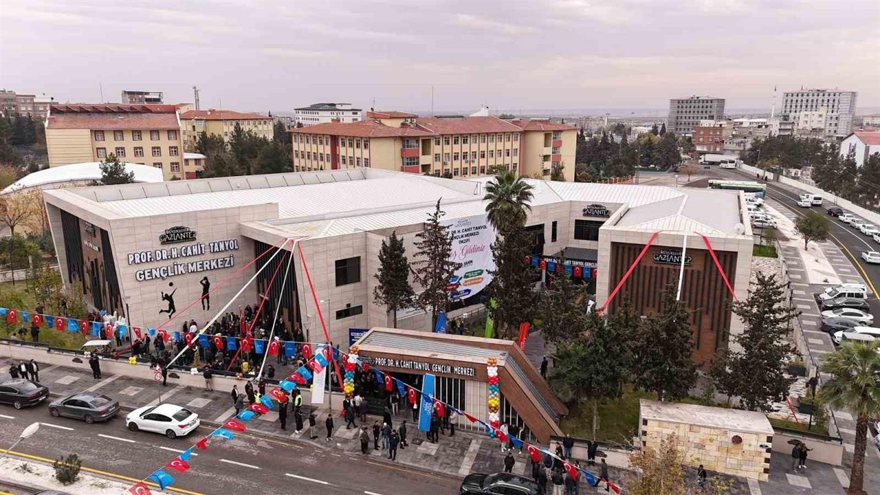 Gaziantep Nizip'te Yeni Bir Gençlik Merkezi Açılışı Gerçekleşti