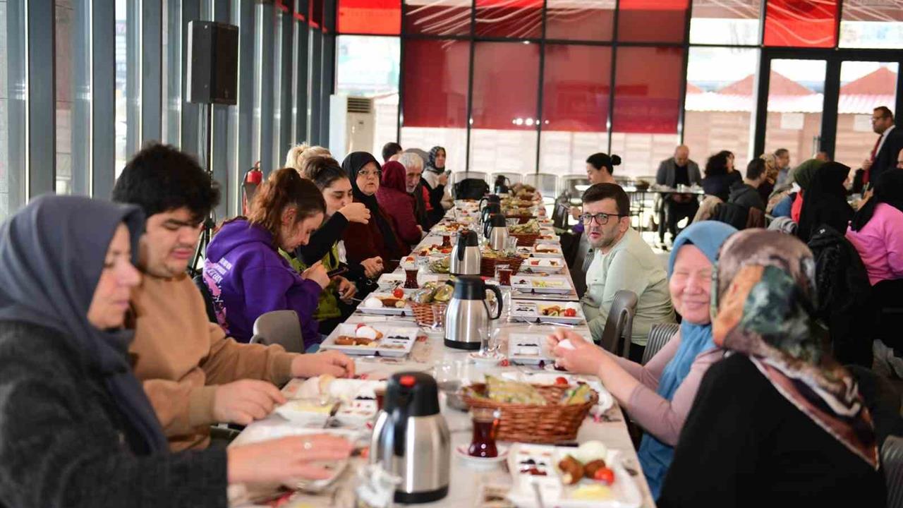 Bursa Osmangazi'de Engelli Bireyler ve Aileleri Kahvaltıda Buluştu