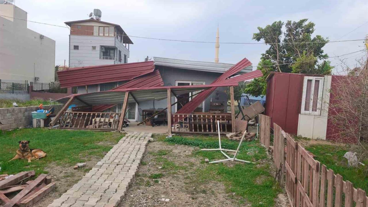 Hatay’ın Arsuz İlçesinde Fırtınadan Mahsur Kalan 3 Kişi İtfaiye Tarafından Kurtarıldı