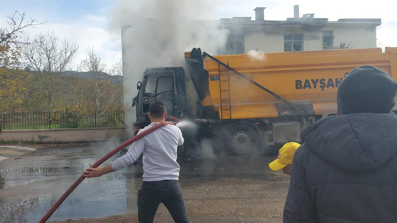 Bursa Mustafakemalpaşa'da Hareket Halindeki Hafriyat Kamyonu Alev Alarak Yandı