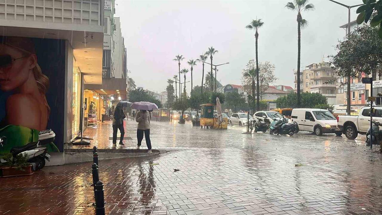 Alanya'da Sağanak ve Dolu, Trafiği Olumsuz Etkiledi